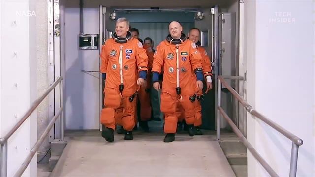 Why Are NASA Spacesuits White? смотреть онлайн