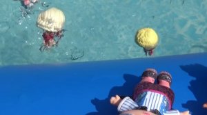 КУКЛЫ ЛОЛ СЮРПРИЗ В БАССЕЙНЕ НАШЛИ разноцветные яйца с сюрпризами. Мультики с куклами Даринелка