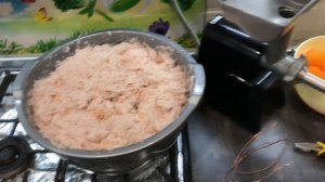 Домашняя колбаса из рыбы. Колбаса из щуки. Рыбная колбаса. Домашняя колбаса