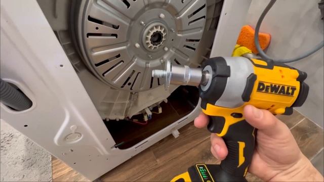 DeWALT DCF922! Как быстро открутить центральный болт двигателя Direct Drive на стиральной машине LG