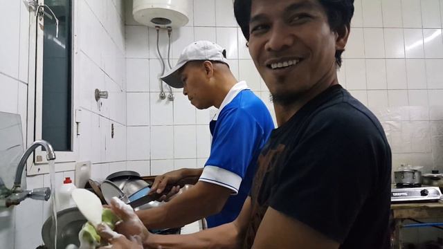 Gors and Mr. Ding Washing Plates at Hoshan Apartment in Dammam City смотреть онлайн