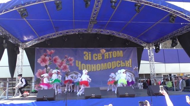 На арене цирка. Весёлый детский танец. On the circus arena. Funny children's dance. смотреть онлайн