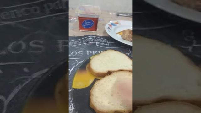 Юный кулинар. Гамбургер, сделанный руками ребенка смотреть онлайн