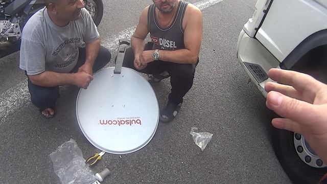 instaleren van een satellietschotel op een truck. смотреть онлайн