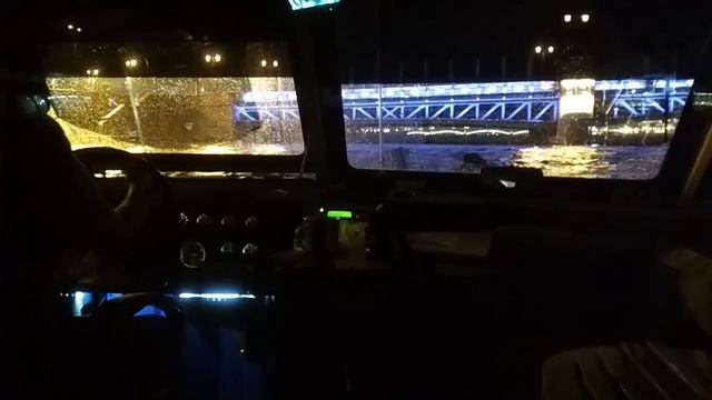 Вид из рубки катера, Нева, ночь, пересечение Большой Невы к Адмиралтейству смотреть онлайн