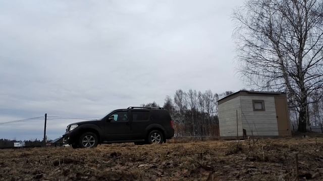 Nissan Pathfinder тащит бытовку смотреть онлайн