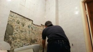 Как убрать старую плитку в ванной