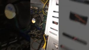 ЧТО ДЕЛАТЬ ? ЕСЛИ НА МОНИТОР НЕ ВЫВОДИТ ИЗОБРАЖЕНИЕ С ВИДЕОКАРТЫ!!!!!!