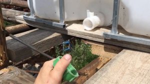 Переходник на кран еврокуба. Установка еврокуба для тёплого полива в теплице.