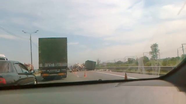 Мусоровоз перевернулся на трассе 