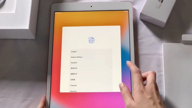 (Eng/中文) ???iPad 8th Generation unboxing [128GB Rose Gold] + accessories? 我的iPad 開箱影片 смотреть онлайн