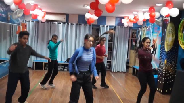 abhi toh party shuru hui hai dance choreography lotus dance academy смотреть онлайн