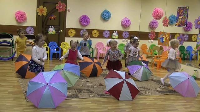 детский клуб. танец с зонтиками. Детский Танец "Злую тучку наказали". Ритмика детям 2-3года смотреть онлайн