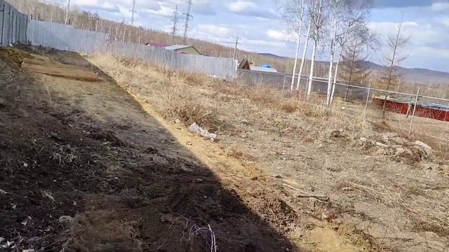 Весенний день на участке . Нашла белые личинки в земле .... смотреть онлайн