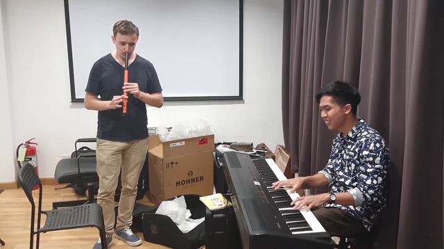 Victor play Thai Flute смотреть онлайн