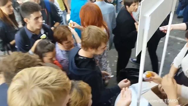 Голодные томчане давятся ради конфеток смотреть онлайн