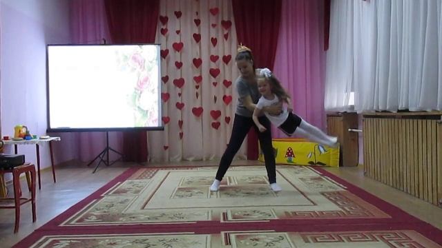День матери в детском саду / танец мамы и дочки смотреть онлайн