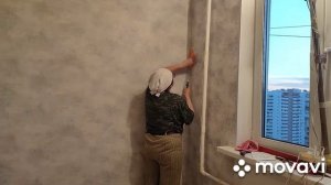 Поклейка обоев слева от окна, подрезка обоев в угол