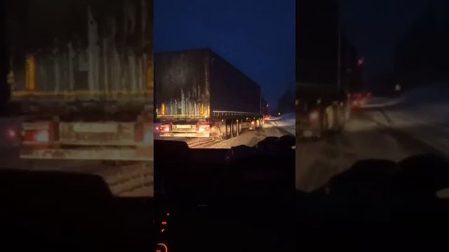 Машины буксуют, много крупногабаритных автомобилей на трассе Мариинск - Кемерово смотреть онлайн