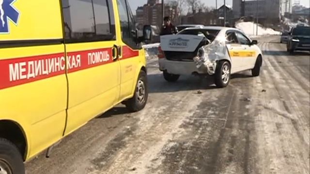Водитель такси разбил припаркованный авто и покалечил пассажира смотреть онлайн