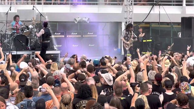 Nuno Bettencourt (Extreme) - Guitar solo from “Rise” Monsters of Rock Cruise 5/1/23 смотреть онлайн