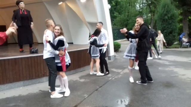 А возраста у женщин нет, кода они любимы!!! Танцы в парке Горького!!! Харьков 2021 смотреть онлайн