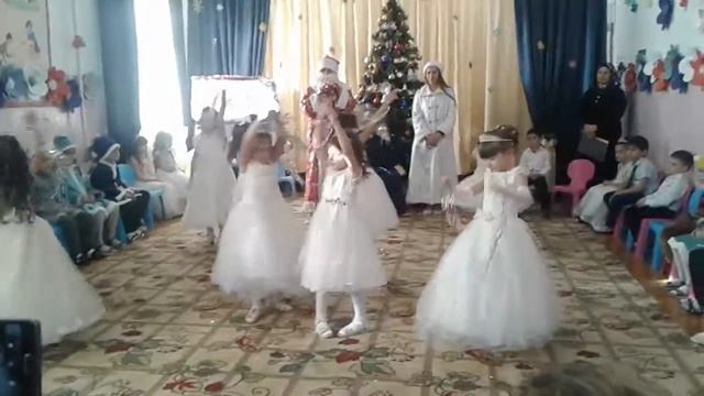 Новогодний утренник. Танец "Снежинок" смотреть онлайн