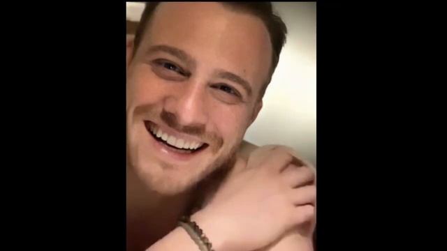 Kerem was seen at the party last night. Look what Hande did to her memory. It's so painful.. смотреть онлайн