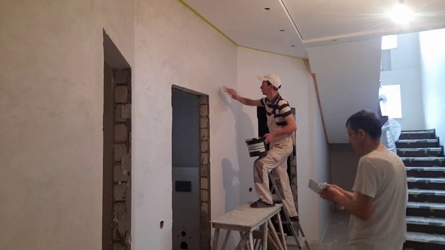 отделка стен декоративкой.