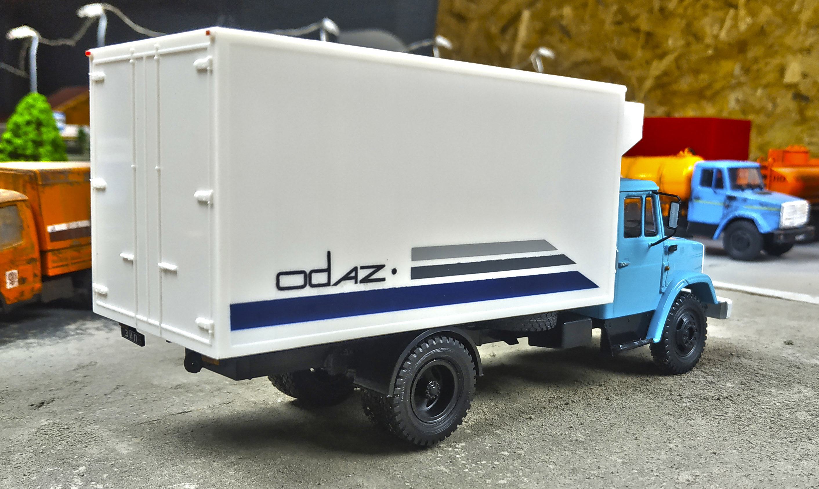 Моделька грузовика ЗИЛ ОДАЗ масштаб 43. смотреть онлайн