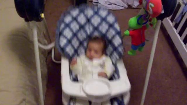Mikey in his new swing. смотреть онлайн
