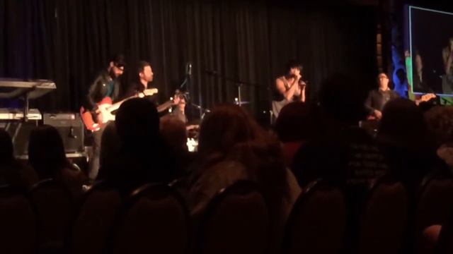 Osric Chau at PHXCON смотреть онлайн