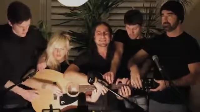 5 человек играют на одной гитаре