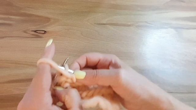 МК теплая шапочка из объемной пряжи. Перуанская шерсть в 200гр/80 м. Связать быстро. смотреть онлайн