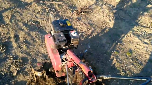 Помогаю папе пахать огород. смотреть онлайн