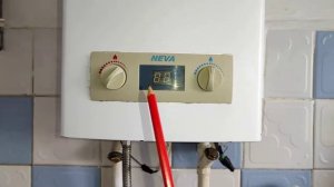 Неисправность датчика температуры на газовой колонке зарядник в место батареек!