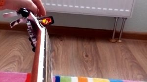 Настройка шестиструнной гитары при помощи тюнера