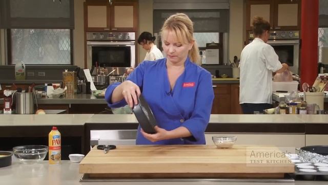 Learn to Cook: How to Prepare Cake Pans смотреть онлайн