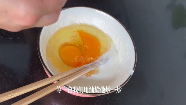 买上5斤猪板油，做道人间美味，用油渣做道美食，味道绝了！ смотреть онлайн