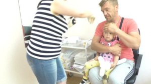 Алёне прокалывают ушки в 3 года!