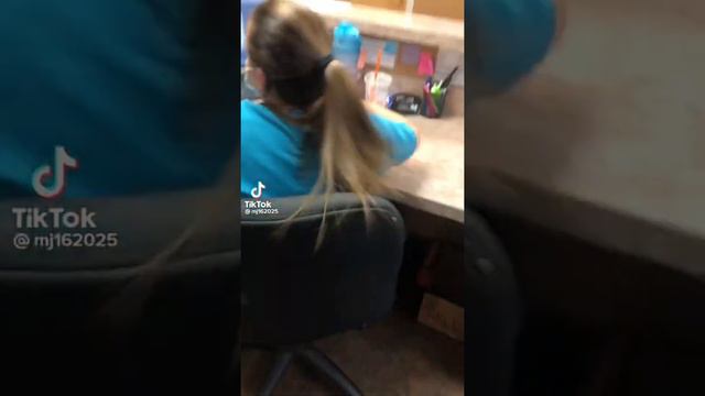 Девушка схватил инфаркт на работе. смотреть онлайн