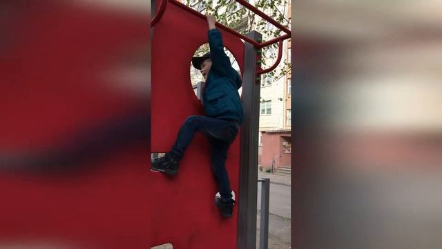 Обкатываем новый велосипед. Городок "Сказка". Трюки на турниках во дворе смотреть онлайн