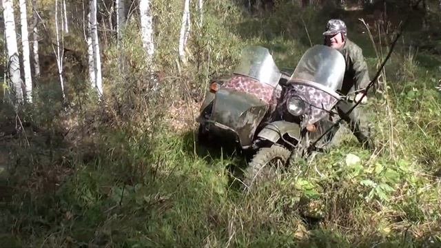 Преодолеваем лужи на мотоцикле Урал смотреть онлайн