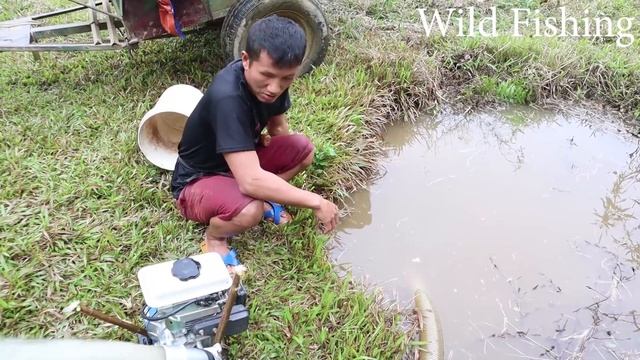 Find Fishing Exciting, Use A Large Pump Sucks The Water out of the Lake, Catch Many Fish Wonderful смотреть онлайн