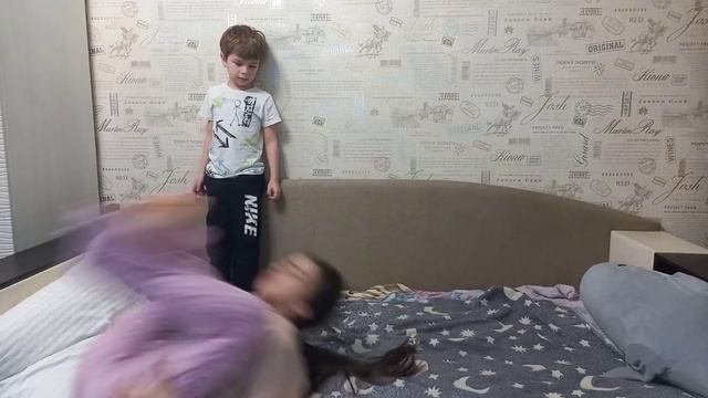 ПОВТОРЯЕМ ПОЗЫ ИЗ ЙОГИ _ CHALLENGE ! смотреть онлайн