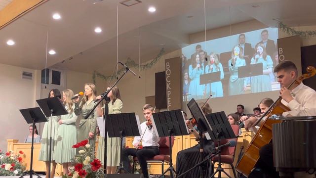 Звучит торжественная песнь по всей планете…