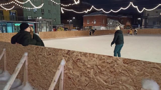 На катке в Уфе не было ни одной одинокой дамы, все при мужчинах смотреть онлайн