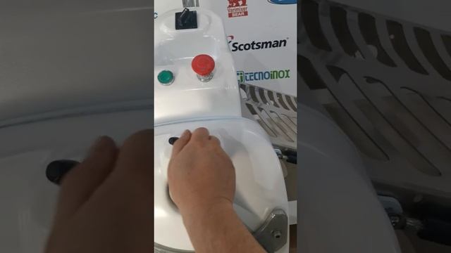 Тестораскаточная машина Rollmatic смотреть онлайн