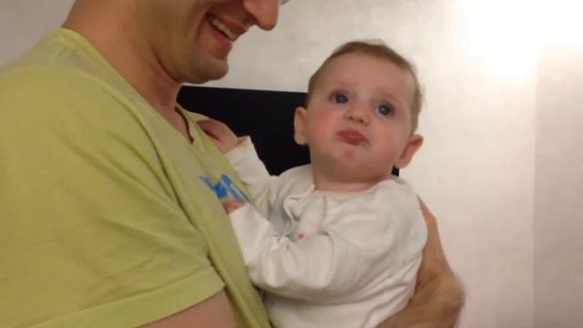 Дочка и папа издают странные звуки... смотреть онлайн