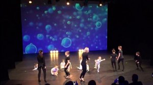 Выступление на сцене гимнастической группы девочек, БЕЛОЕ и ЧЕРНОЕ